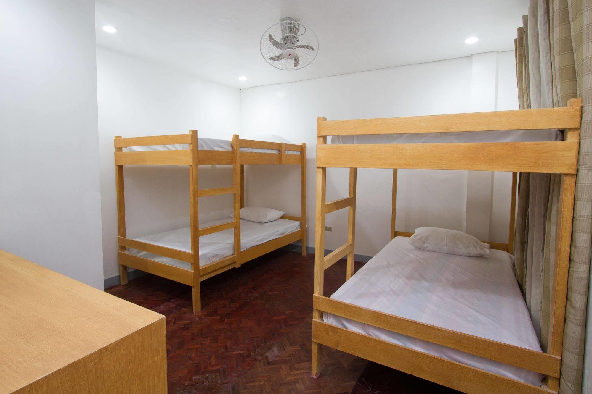 Lokal Hostel Makati City Екстериор снимка